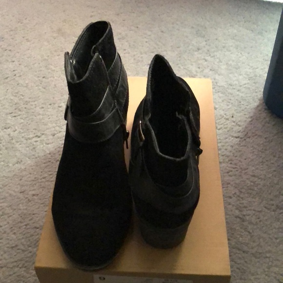 Shoes - Picture 2 of 3